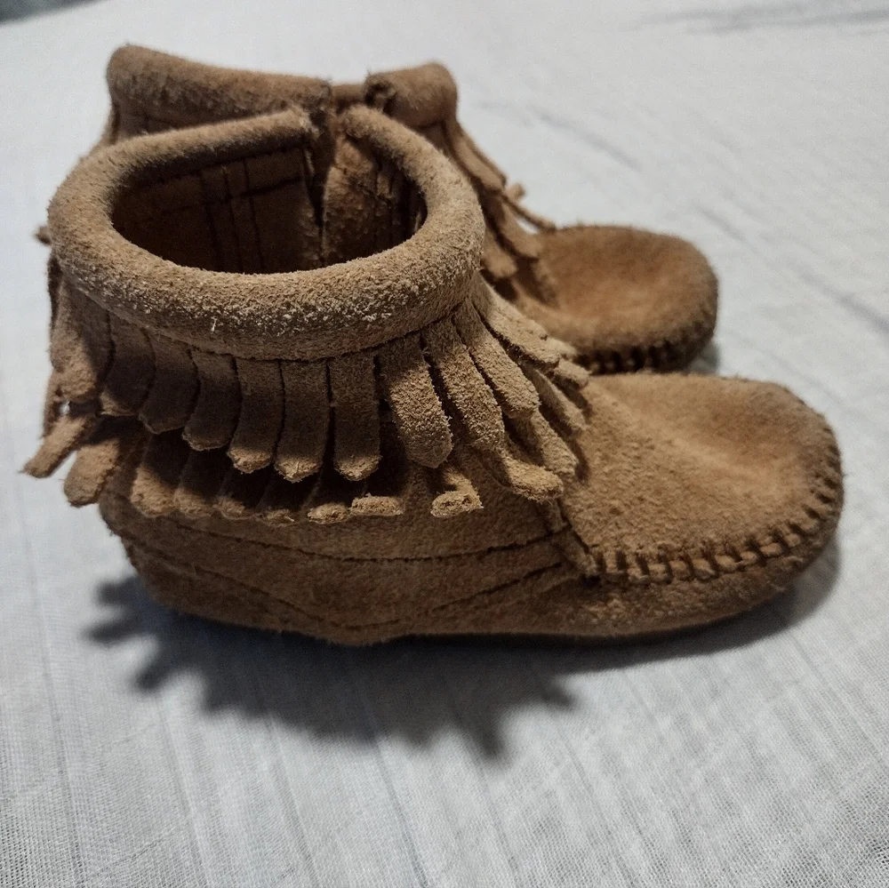 Minnetonka Suede Fringe moccasins